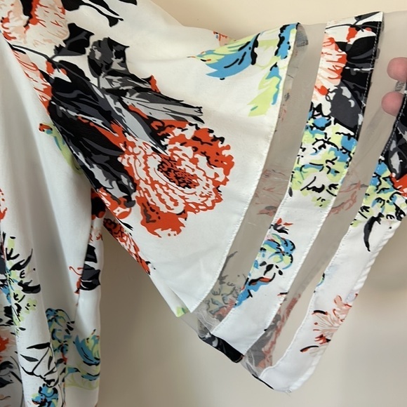 Beautiful White Floral Blouse - Picture 3 of 5